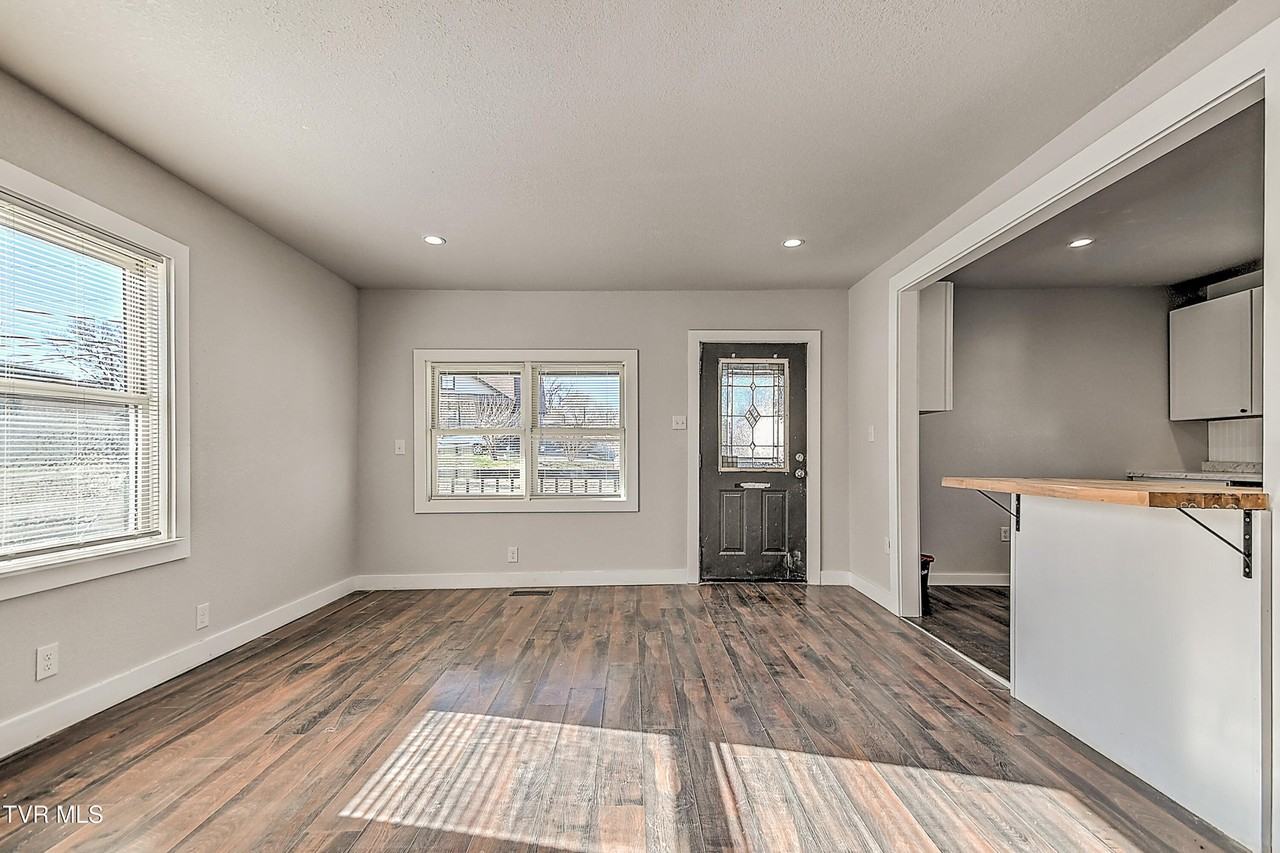 488 Virgil Ave - Photo 7 of 31