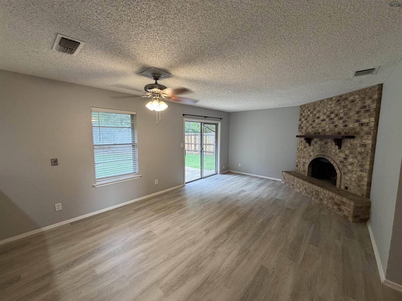 4836 Lovers Ln - Photo 3 of 12