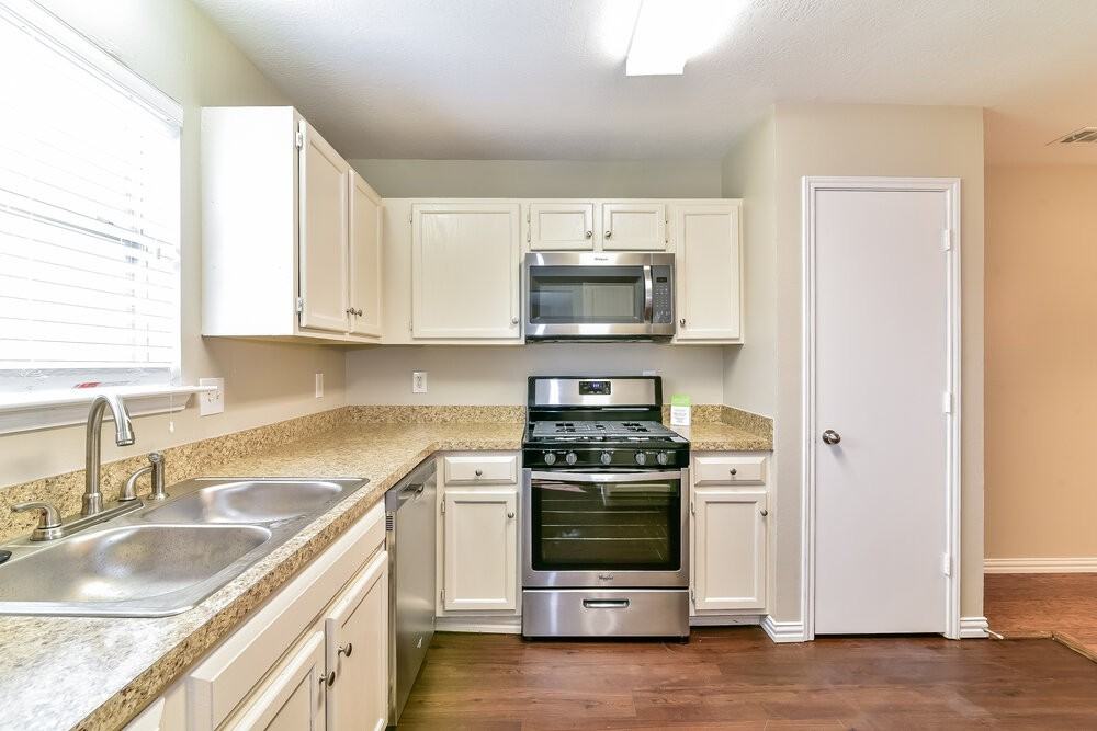9010 Walworth Dr - Photo 4 of 16