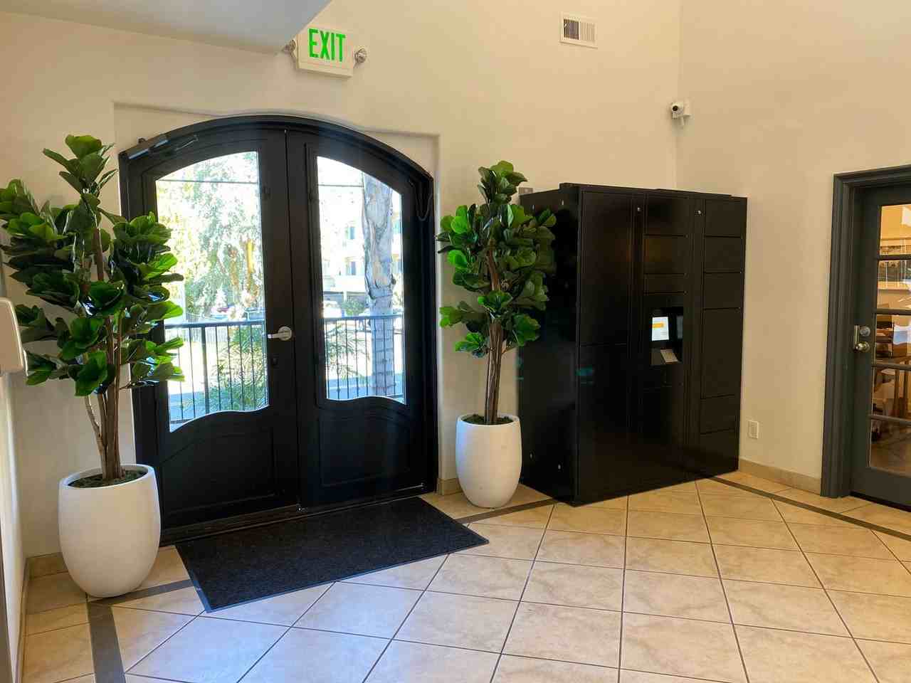 Chateau Toluca Apartments - Photo 2 of 34