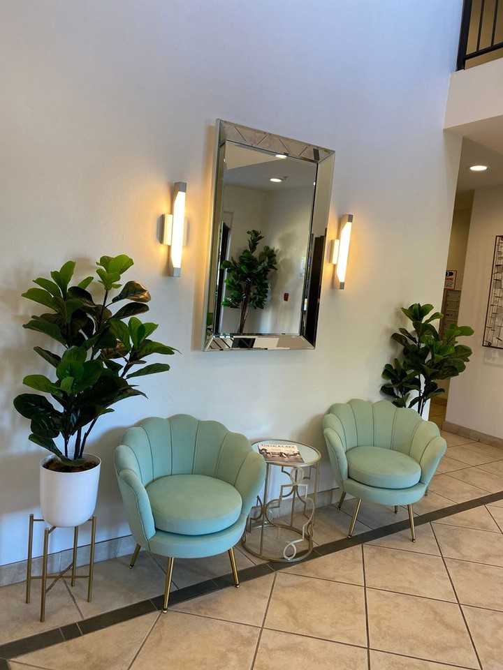Chateau Toluca Apartments - Photo 3 of 34