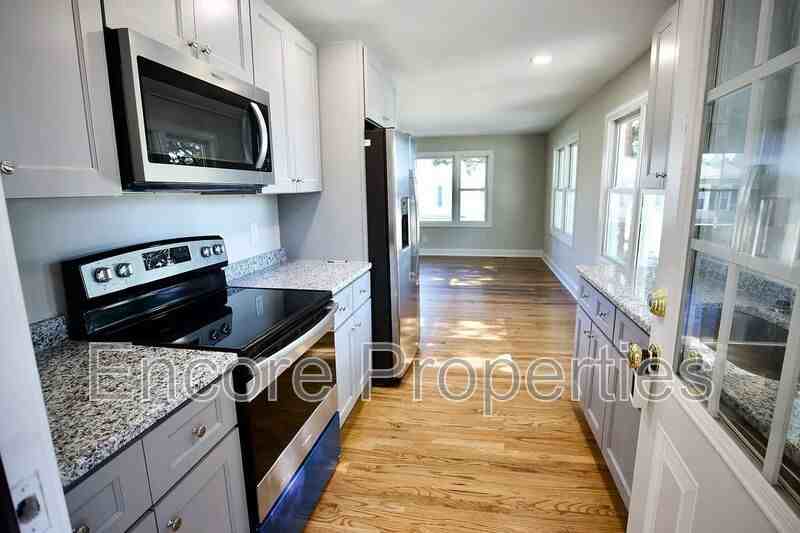 901 Stewart St - Photo 3 of 9