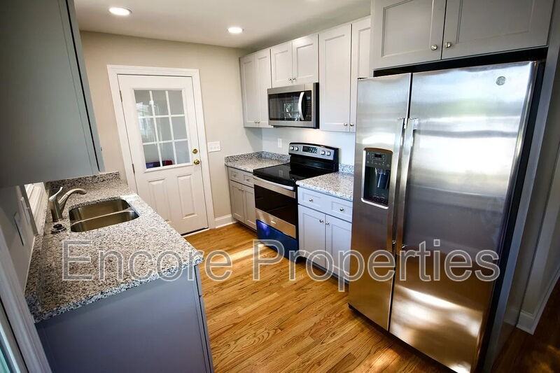 901 Stewart St - Photo 4 of 9
