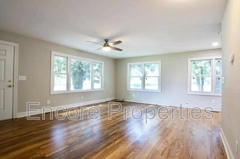 901 Stewart St - Photo 5 of 9