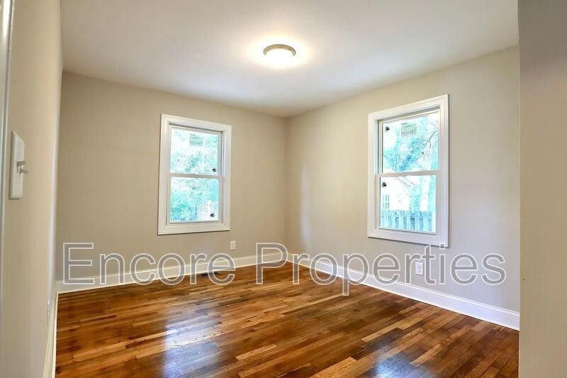 901 Stewart St - Photo 6 of 9