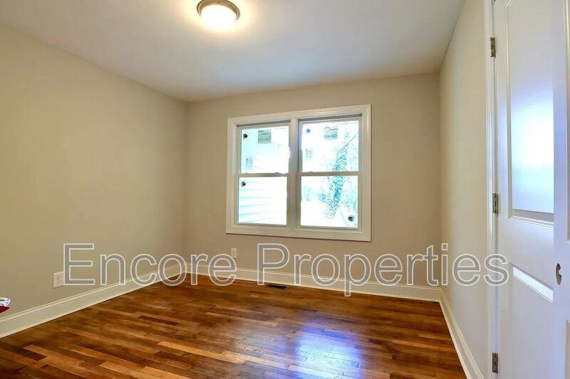 901 Stewart St - Photo 7 of 9