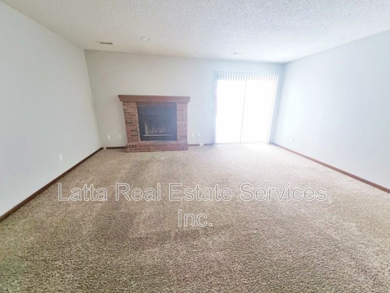 18810 E Manor Ct - Photo 4 of 12