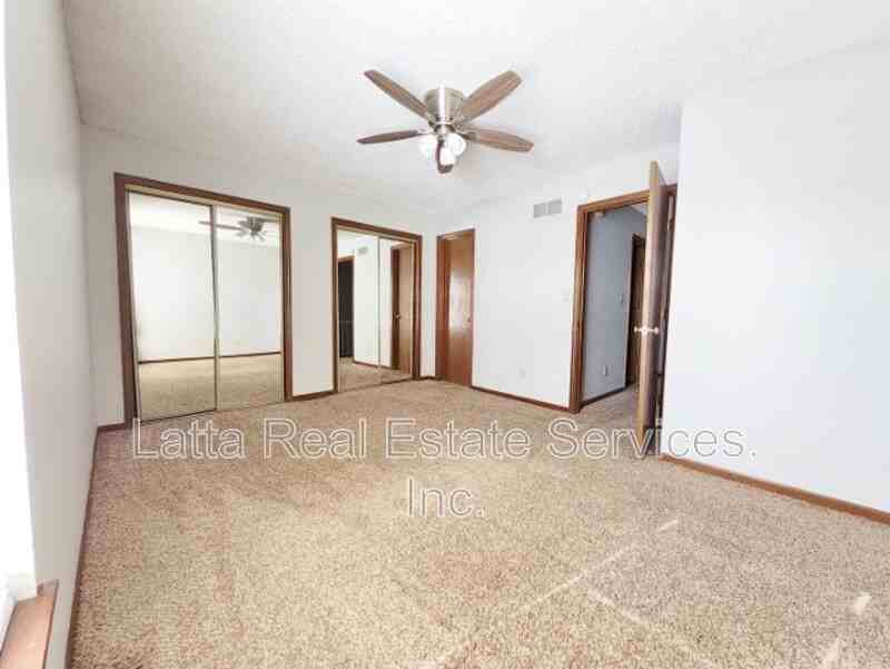 18810 E Manor Ct - Photo 7 of 12