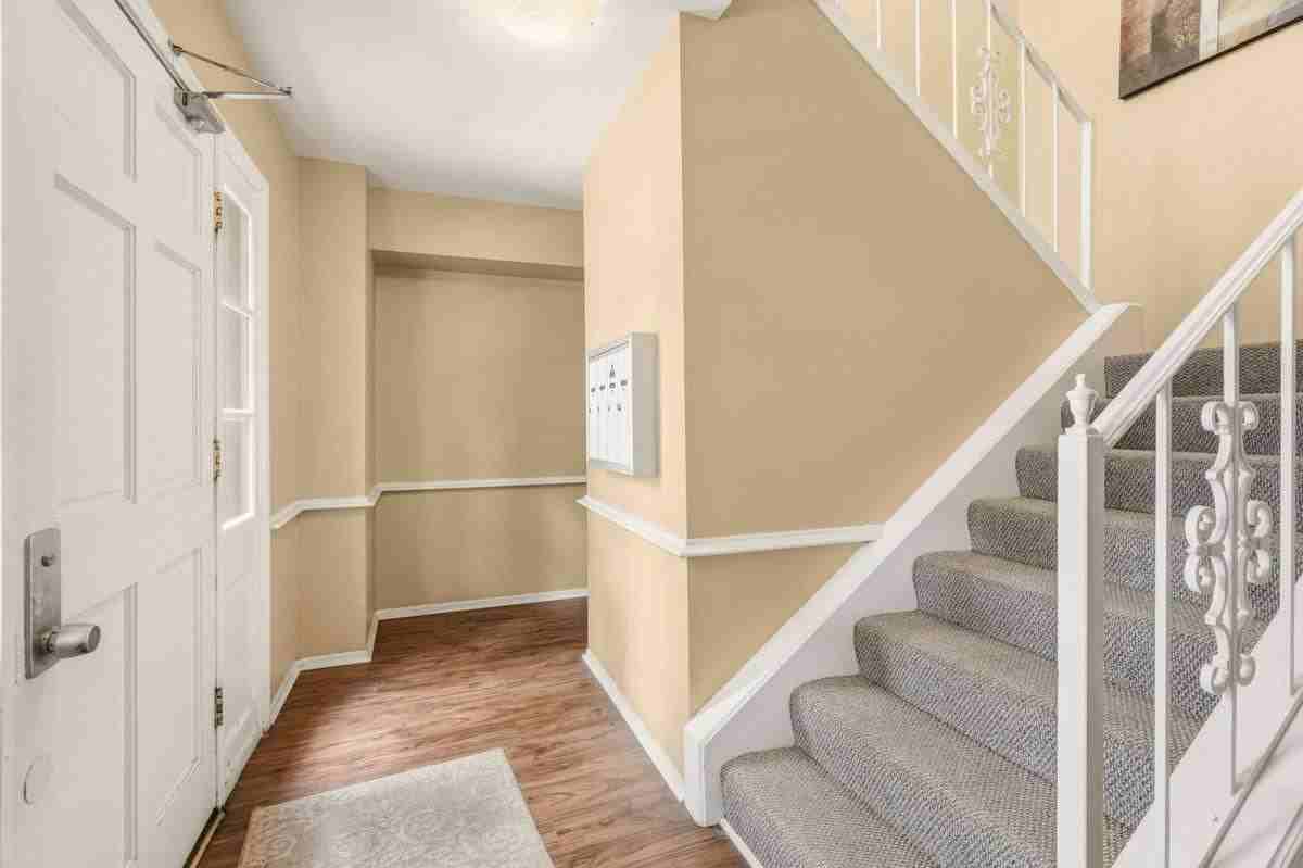 496 N Post Oak Ln - Photo 2 of 10