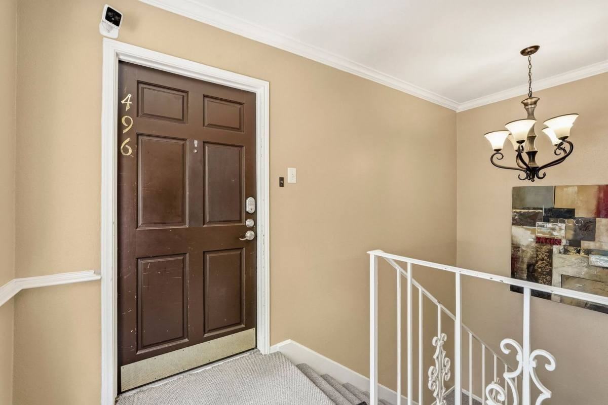 496 N Post Oak Ln - Photo 3 of 10