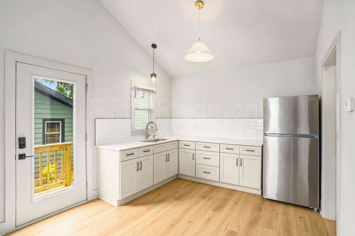 1081 Hillside Dr - Photo 3 of 10