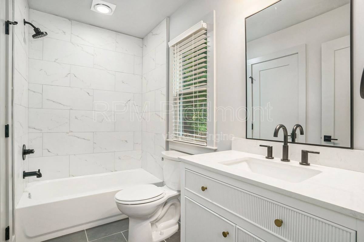 1081 Hillside Dr - Photo 5 of 10