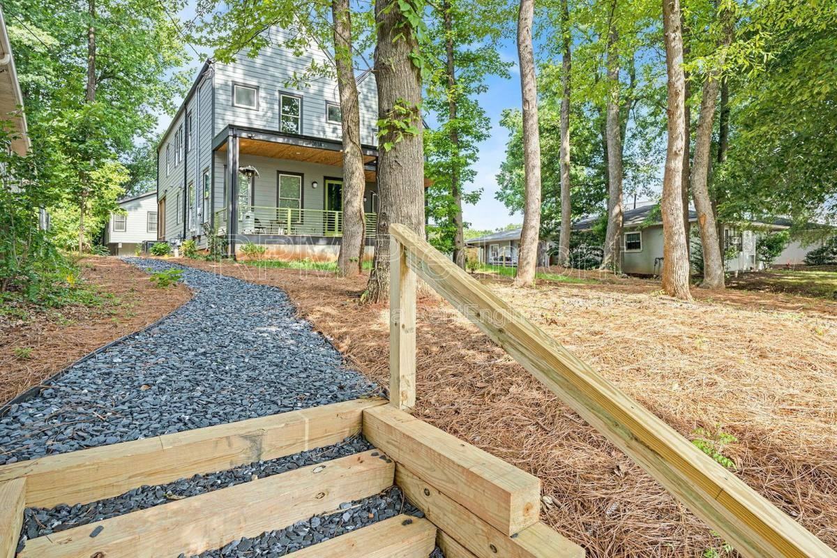 1081 Hillside Dr - Photo 7 of 10