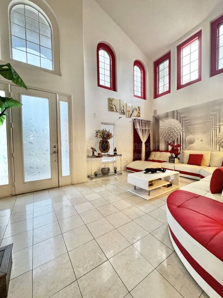 2561 The Oaks Blvd - Photo 2 of 10