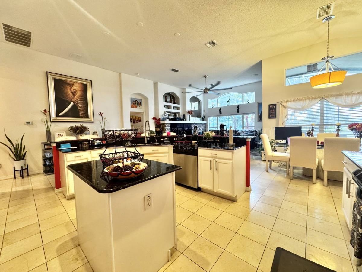 2561 The Oaks Blvd - Photo 3 of 10