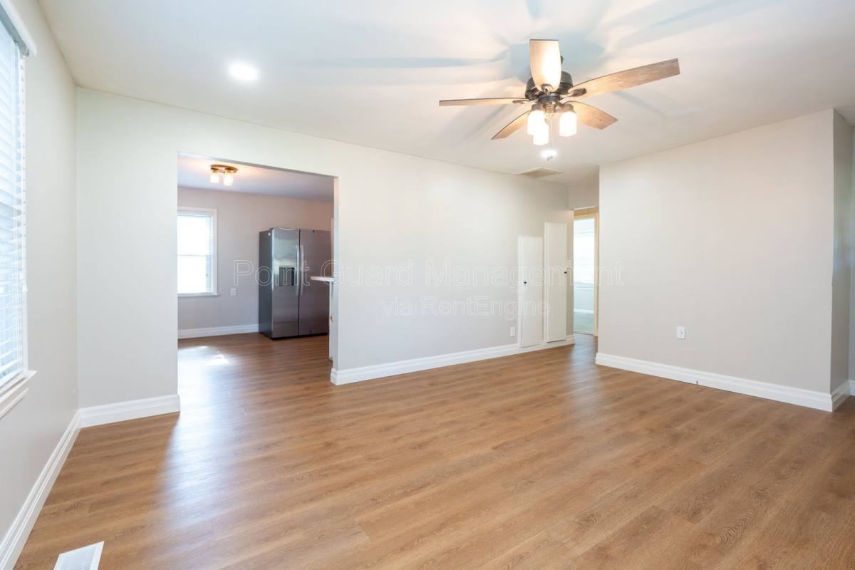 547 N Custer St - Photo 2 of 10