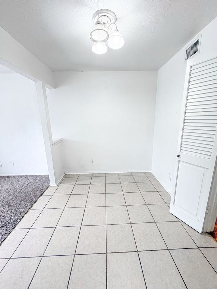 Lakewood Manor Apartments - Photo 3 of 8
