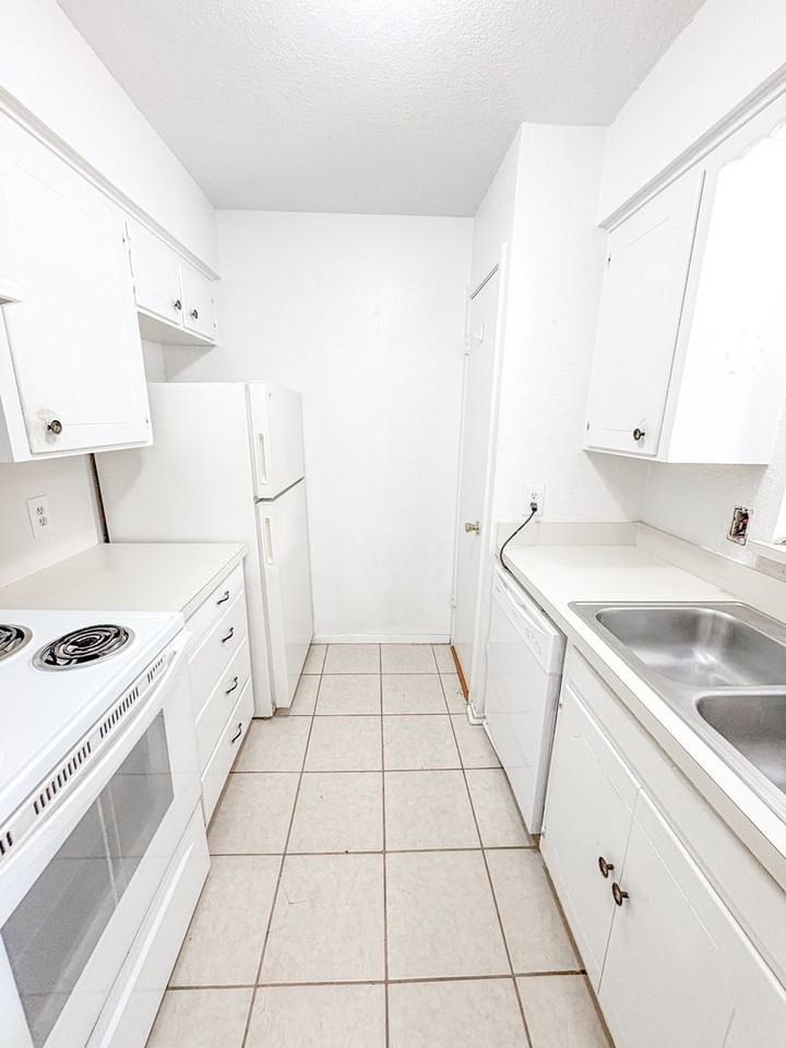 Lakewood Manor Apartments - Photo 4 of 8