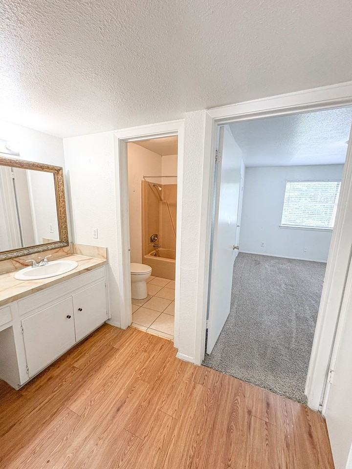 Lakewood Manor Apartments - Photo 5 of 8