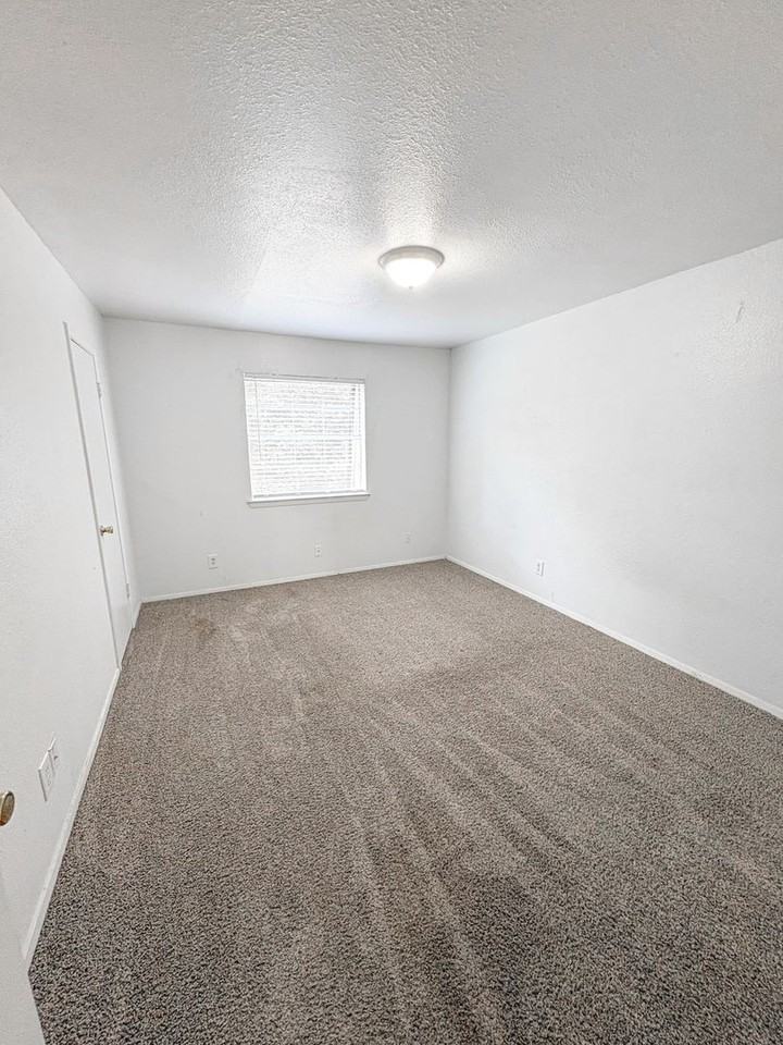 Lakewood Manor Apartments - Photo 6 of 8