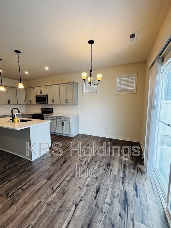 2220 Patrick Dr - Photo 4 of 27