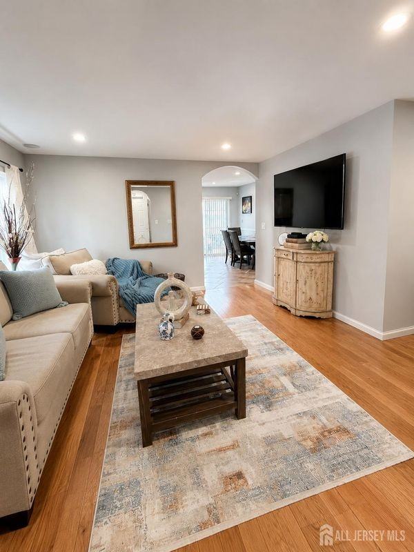 346 Thomas St - Photo 2 of 10