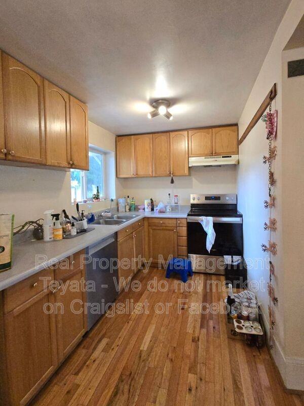 1405 Halleck St - Photo 6 of 14