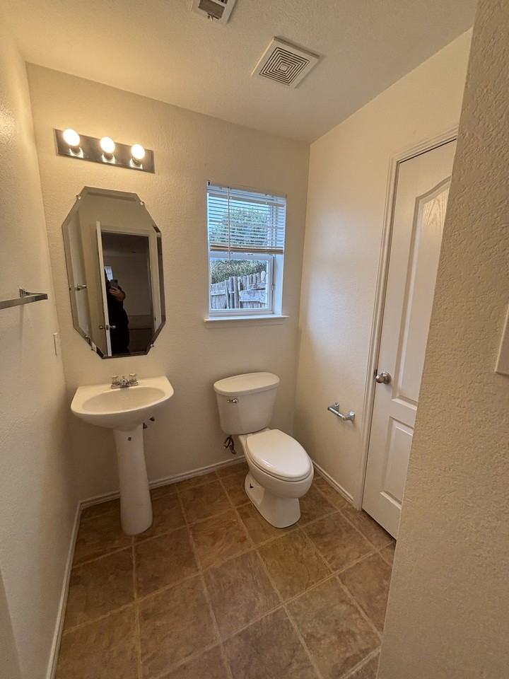 1327 Falcon Holw #NA - Photo 2 of 17