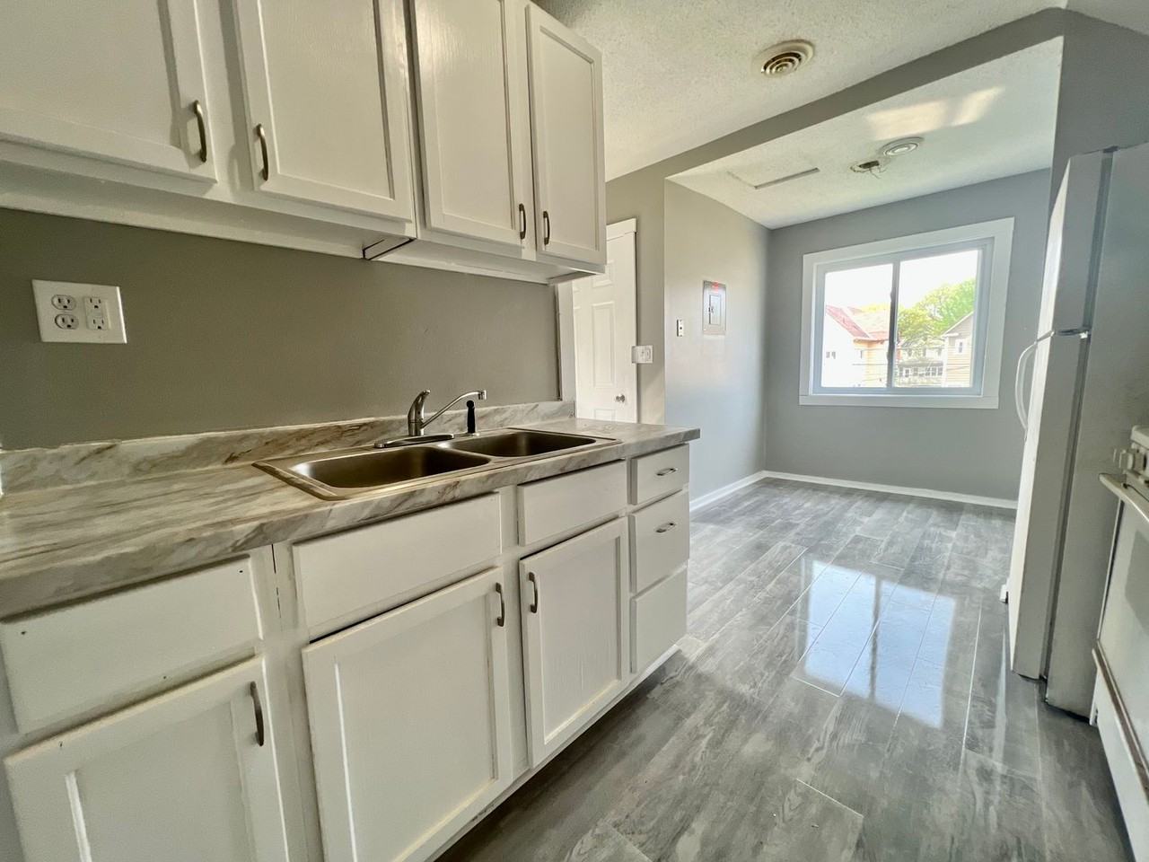 587 Charles Ave - Photo 2 of 5