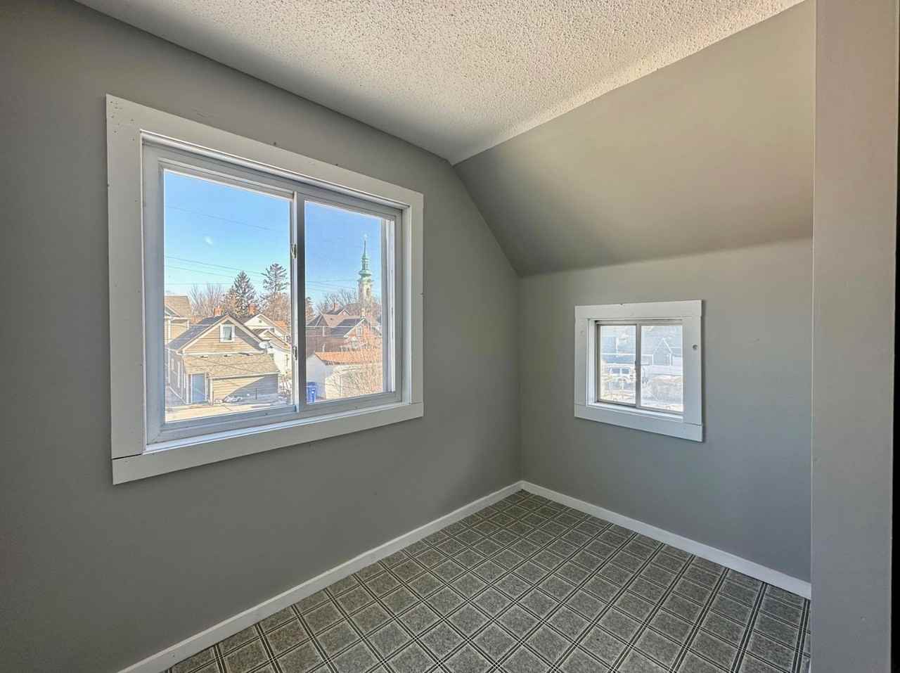 587 Charles Ave - Photo 5 of 5