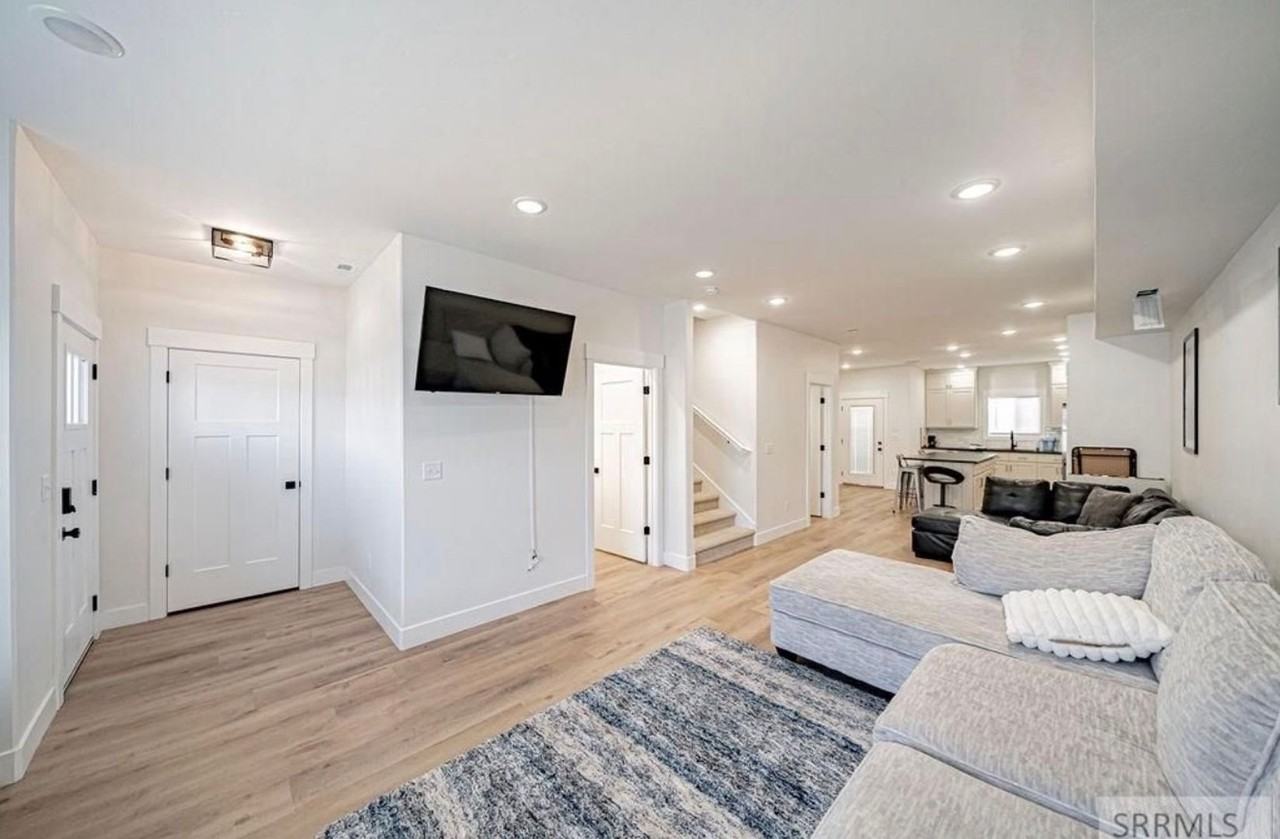 1426 Fremont Ave - Photo 2 of 21