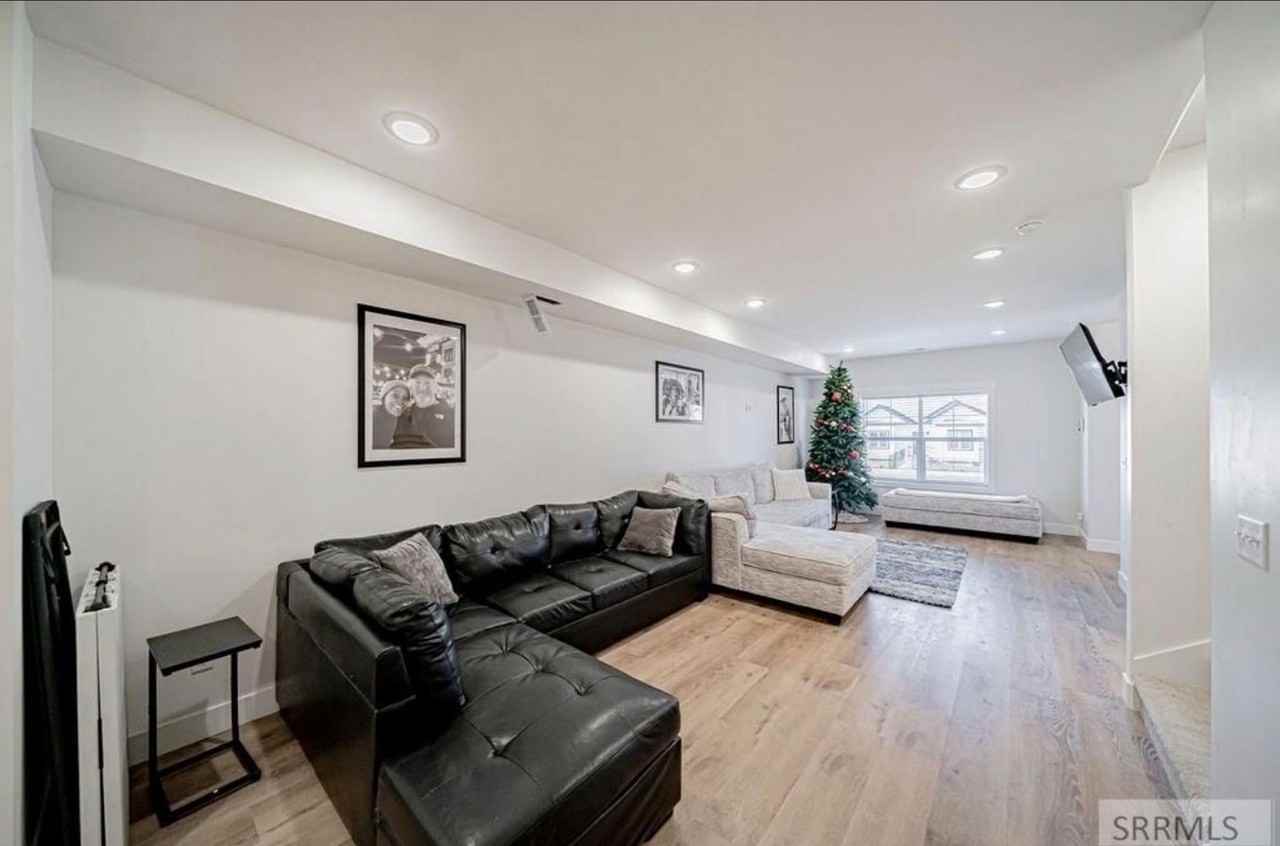 1426 Fremont Ave - Photo 3 of 21