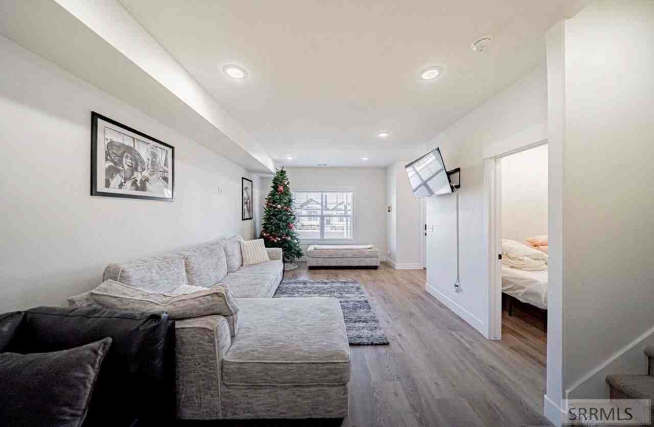 1426 Fremont Ave - Photo 4 of 21
