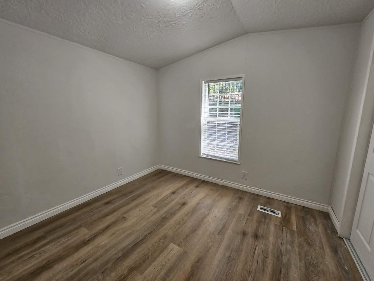 100 E Kilmarnock Rd - Photo 6 of 10