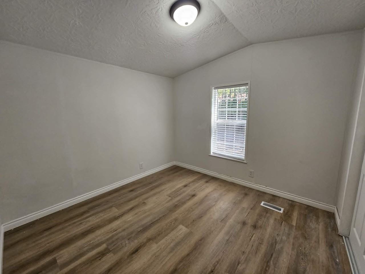 100 E Kilmarnock Rd - Photo 7 of 10