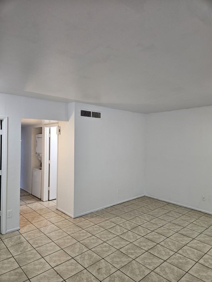 1684 W Park Wood Ln - Photo 6 of 11