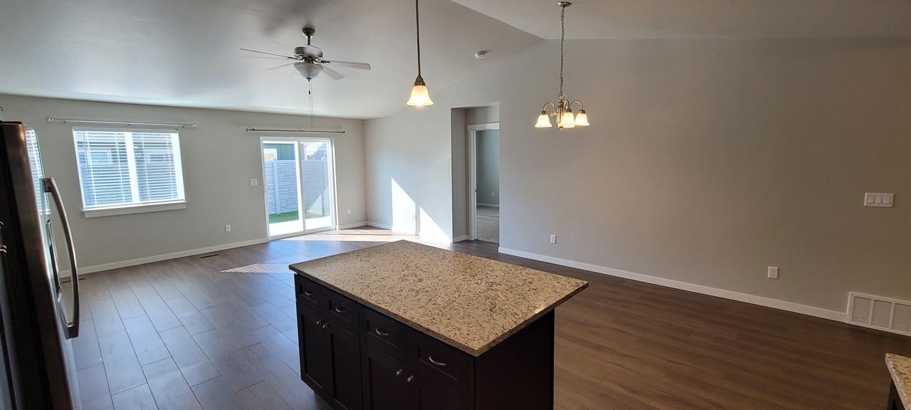 808 Foxglove Dr - Photo 3 of 16