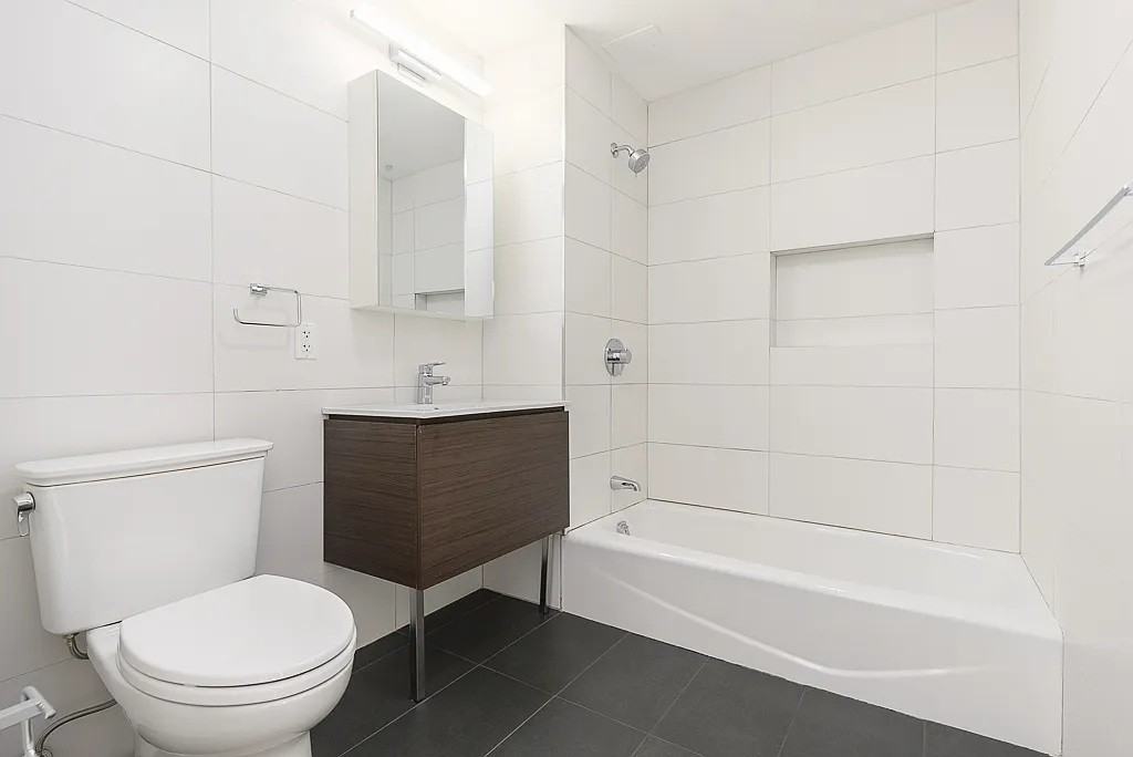 3143 Vernon Blvd #603 - Photo 2 of 7