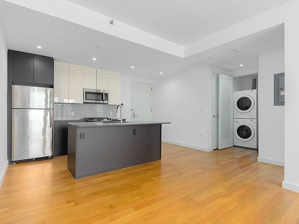 3143 Vernon Blvd #603 - Photo 5 of 7