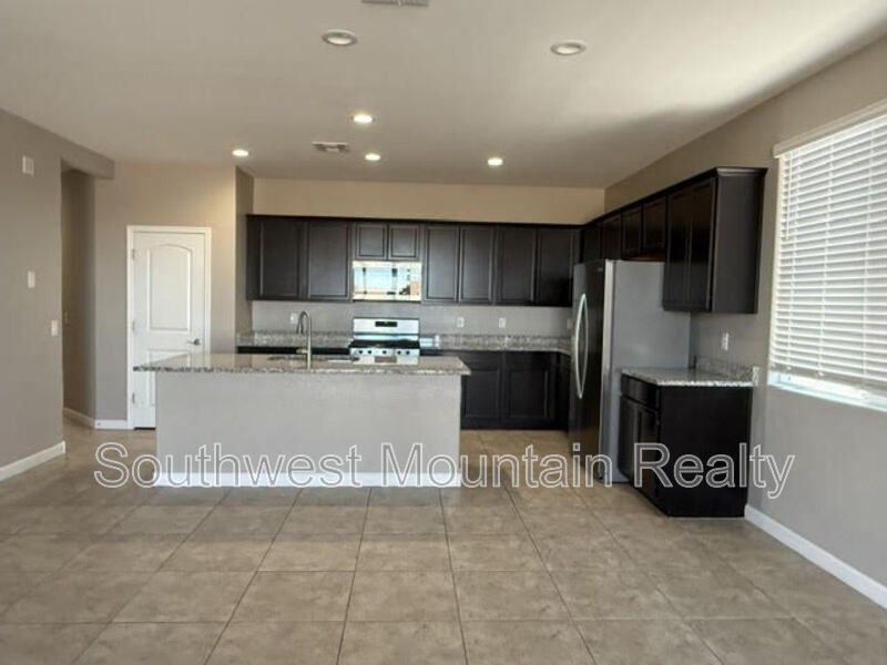 2226 E Comiskey Dr - Photo 3 of 16