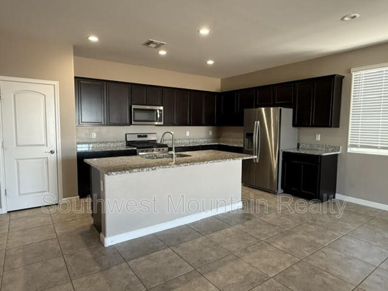 2226 E Comiskey Dr - Photo 4 of 16