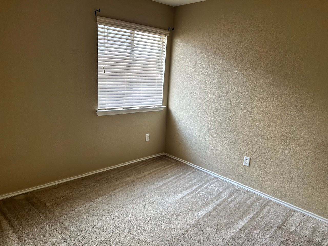 2219 Memory Ln - Photo 4 of 8