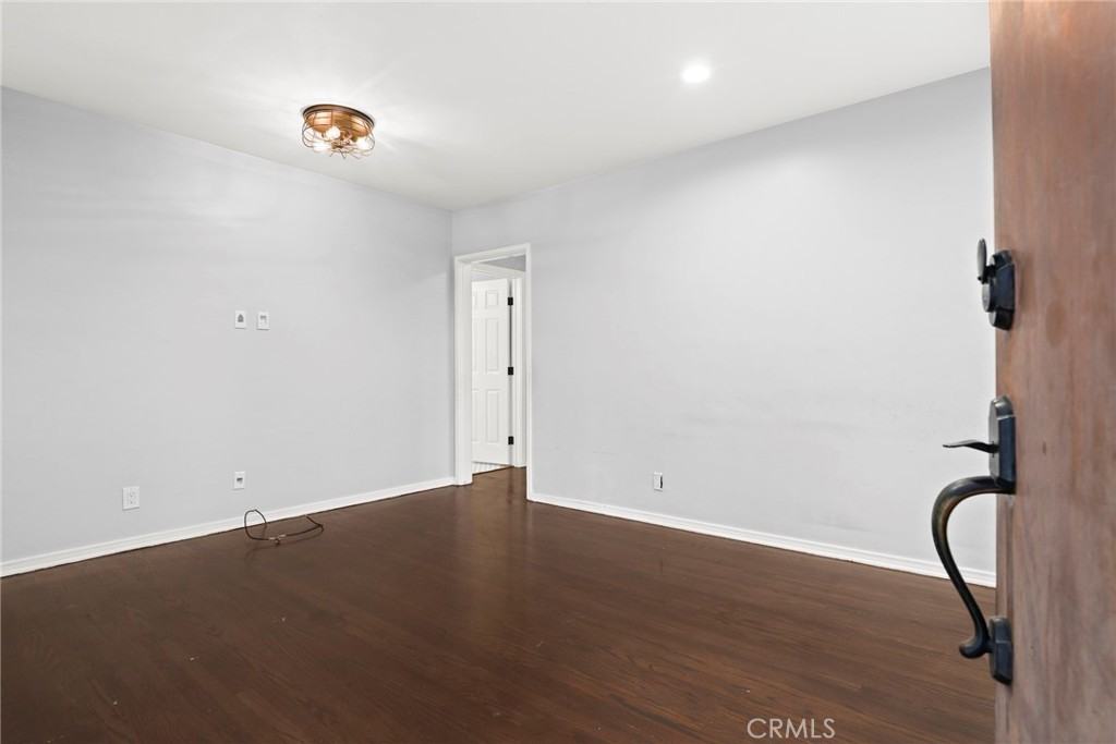 667 Marine St - Photo 4 of 20