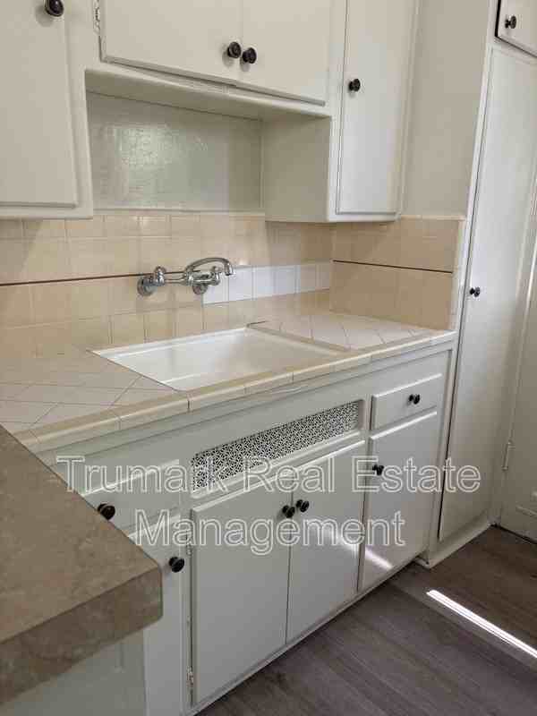 1037 E Glenoaks Blvd #A - Photo 5 of 8