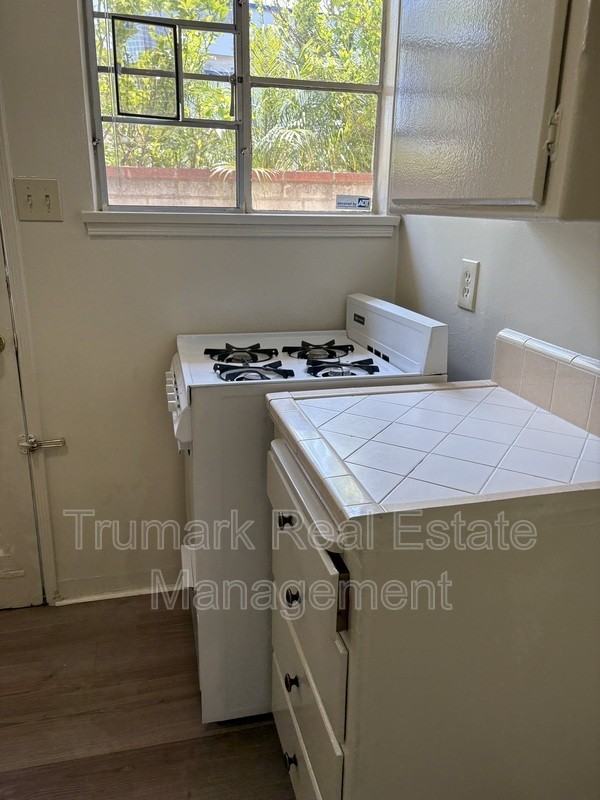 1037 E Glenoaks Blvd #A - Photo 6 of 8