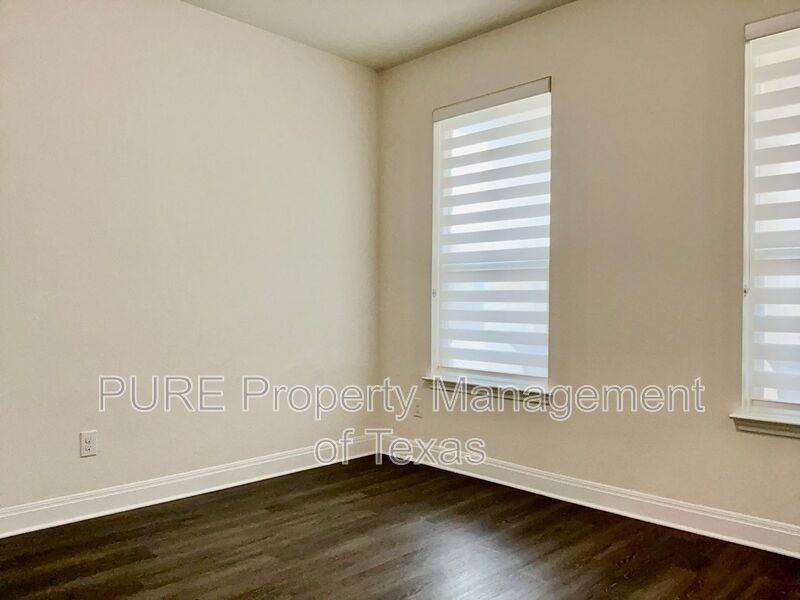 1008 Brenham Ln - Photo 4 of 36
