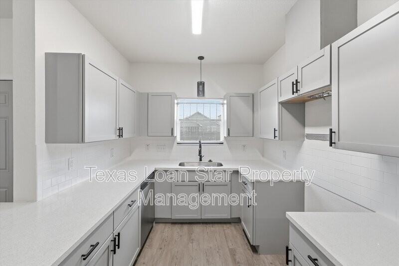 319 N Carolina St #B - Photo 6 of 17