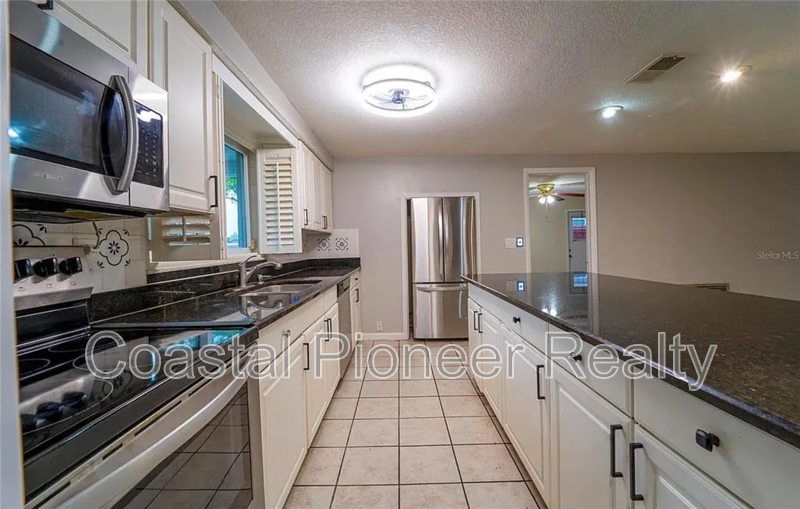 7713 Heather St - Photo 5 of 26