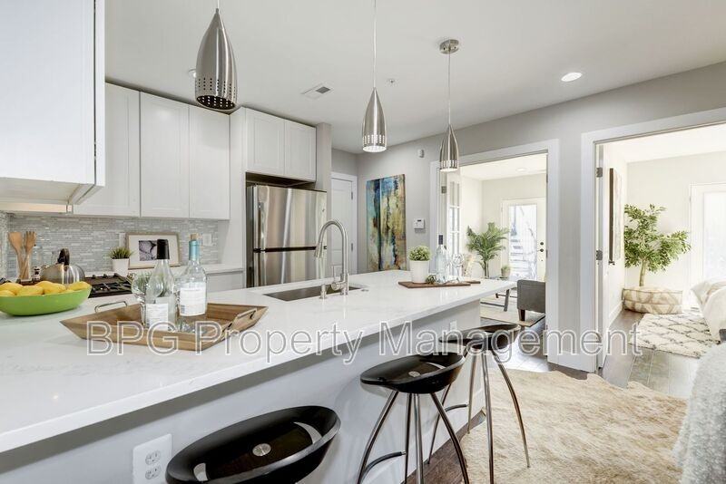 528 Kennedy St Nw #402 - Photo 4 of 12