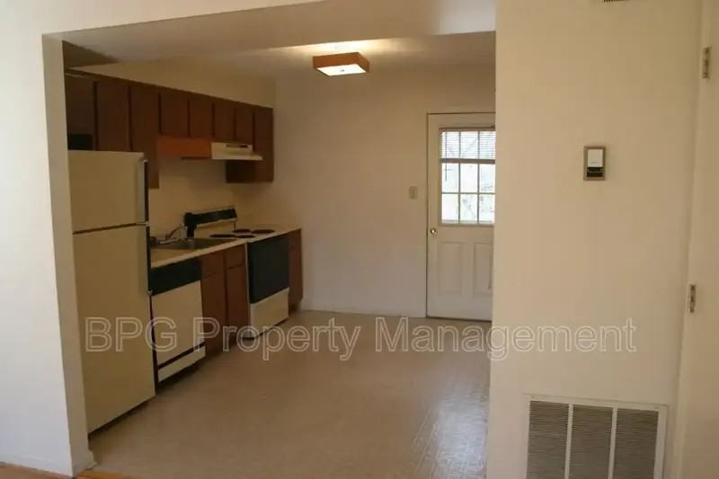 601 Hamlet Ave #D - Photo 4 of 19